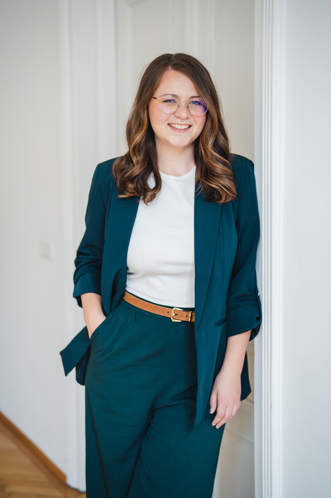 Porträt von Madeleine Serlath, Green Finance Expertin & Speakerin für Female Empowerment und Finanzbildung